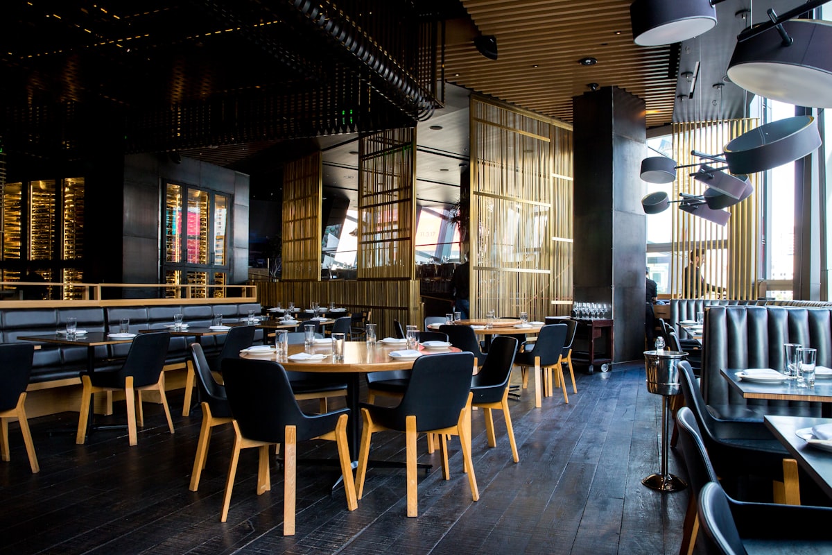 Einladendes Restaurant mit gedeckten Tischen – Platzhalterfoto