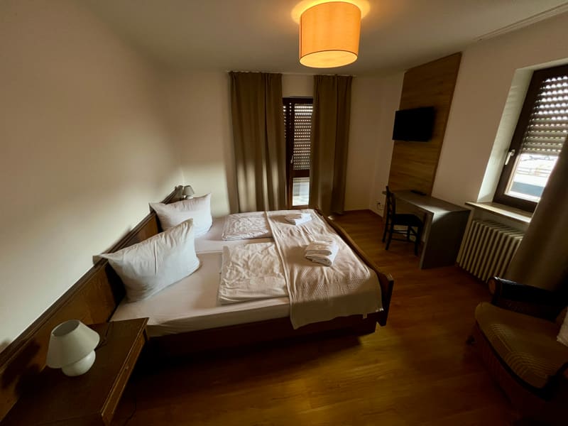 Zimmer 1: Doppelbett, Schreibtisch und Fenster