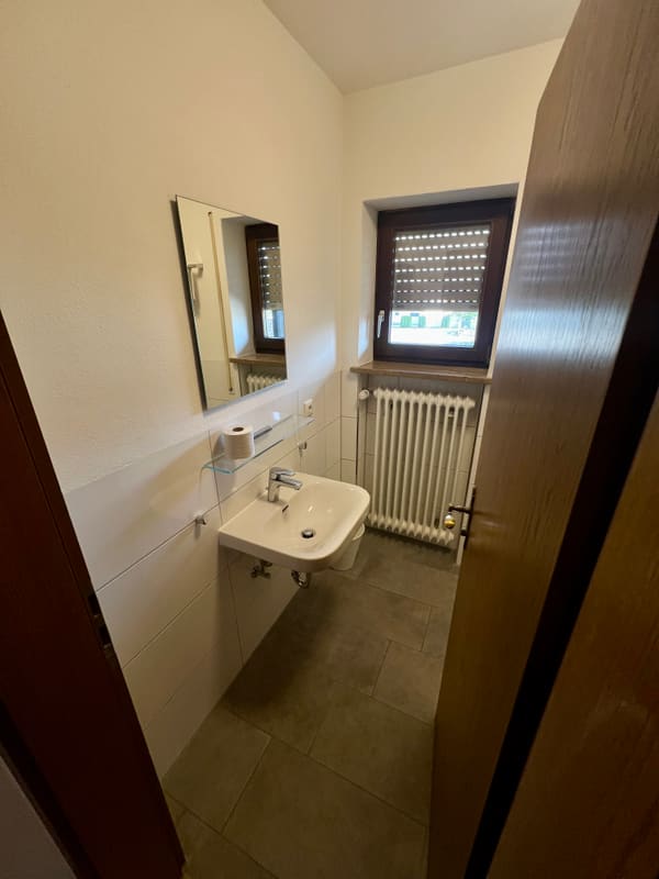 Bad von Zimmer 1: Waschbecken, Spiegel und Fenster