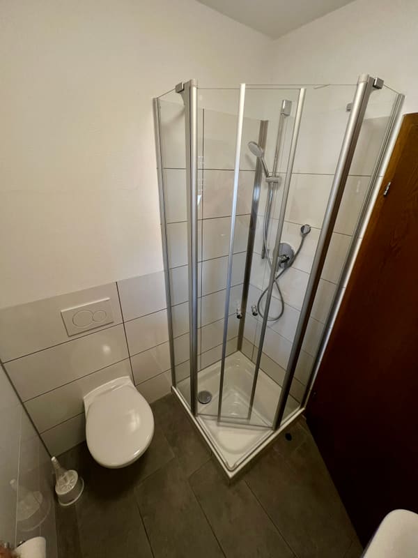 Bad von Zimmer 1: Dusche und WC