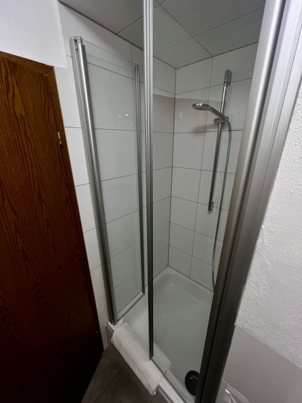Dusche von Zimmer 2