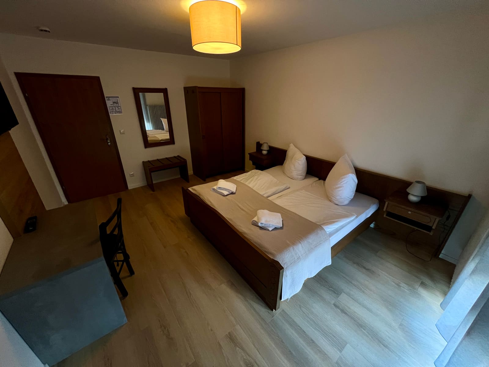 Zimmer 3: Doppelbett, Kleiderschrank und Spiegel
