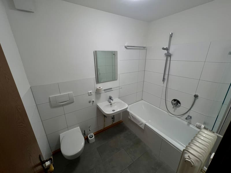 Bad von Zimmer 3: Badewanne mit Brause, Waschbecken und WC