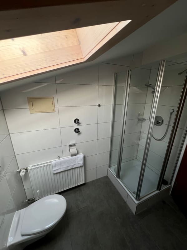 Bad von Zimmer 4: Dusche und WC unter dem Dachfenster