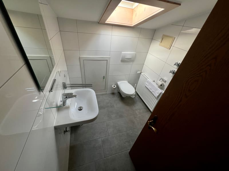Bad von Zimmer 4: Waschtisch und WC