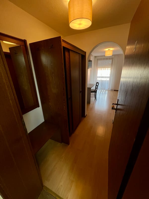 Zimmer 4: Eingangsflur mit Garderobe und Rundbogen