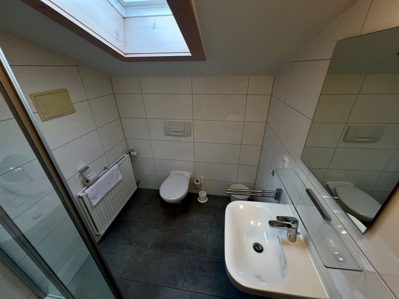 Bad von Zimmer 5: Waschtisch und WC unter dem Dachfenster