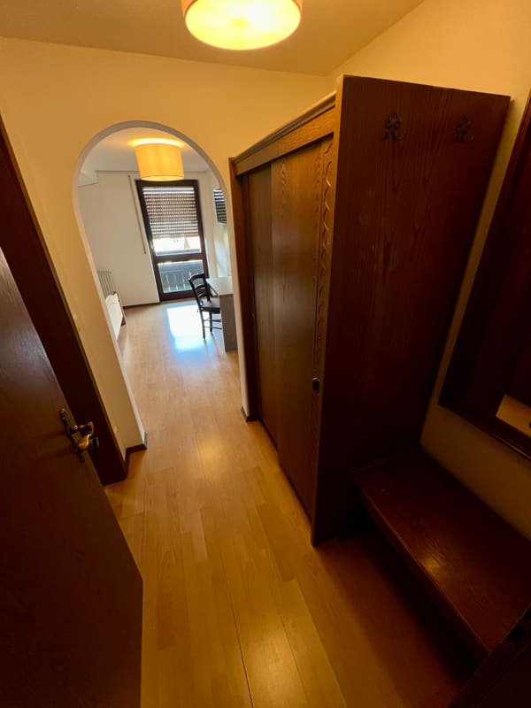 Zimmer 5: Eingangsflur mit Garderobe und Rundbogen